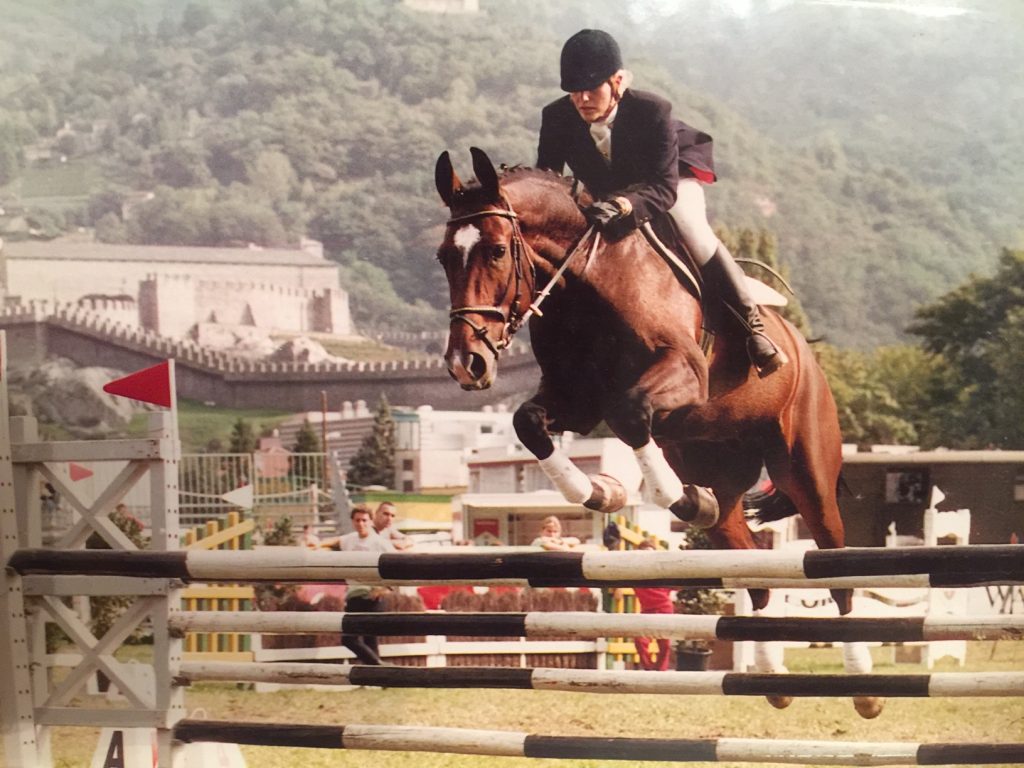 Milena Joerger beim Springreiten mit ihrem Pferd